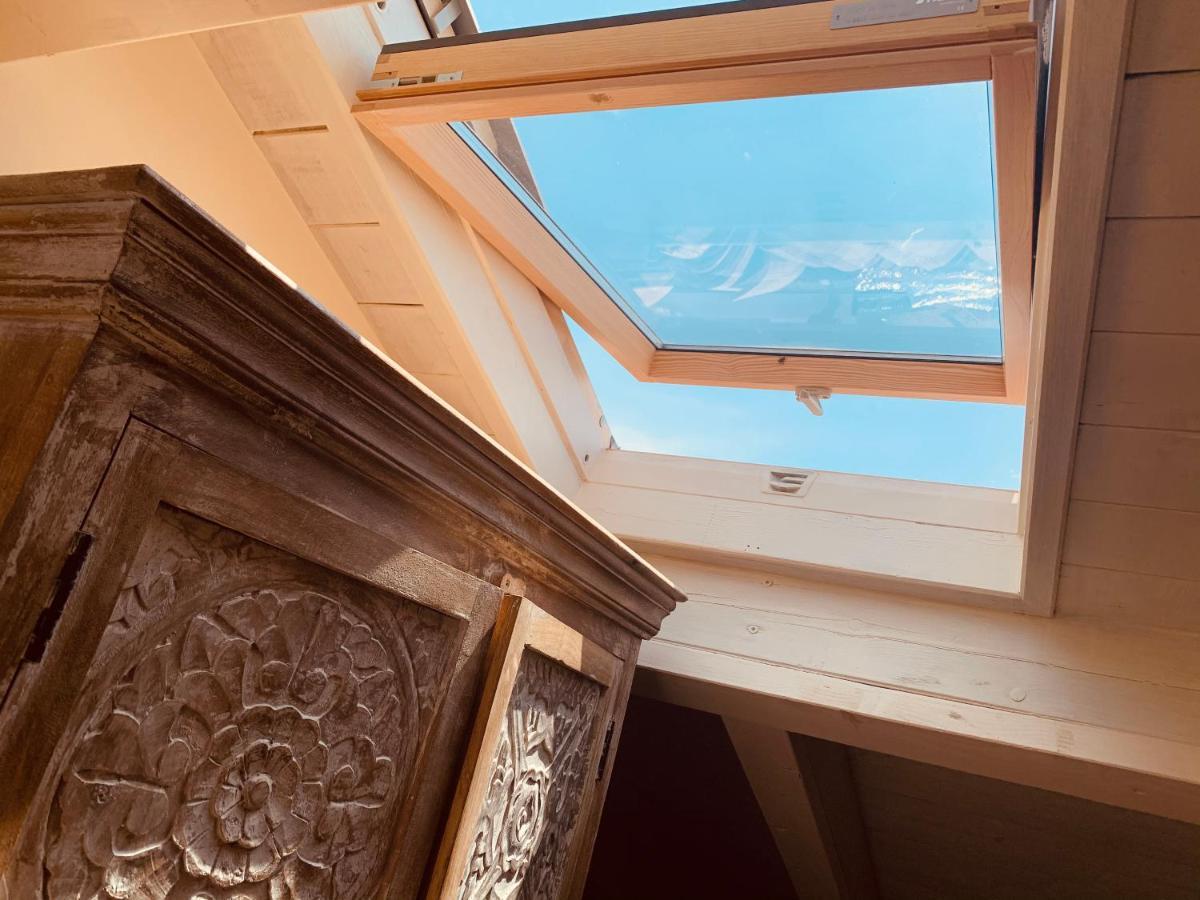Charming Attic Apartment With Balcony & Swimming Pool 代森扎诺-德尔加达 外观 照片