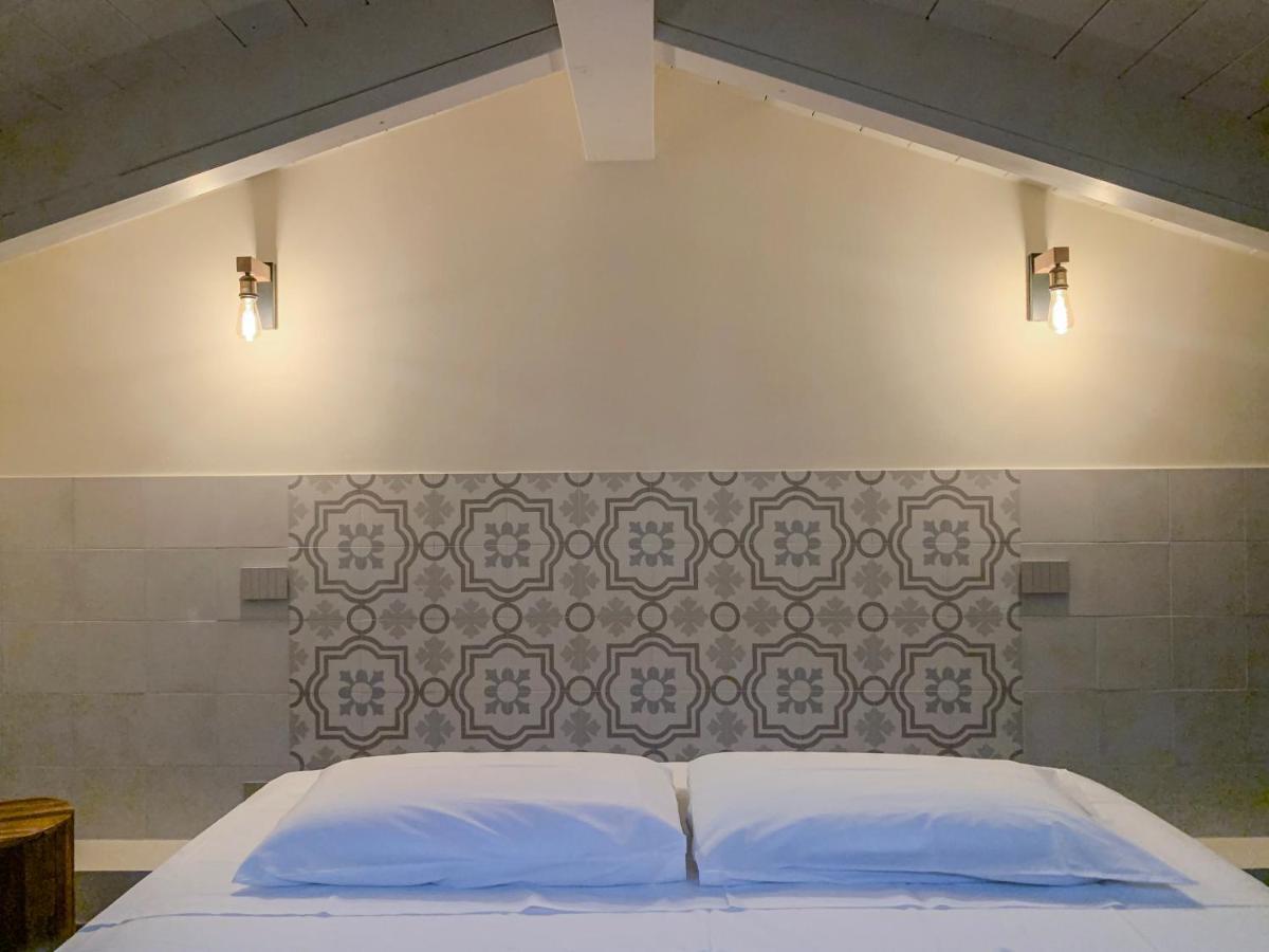 Charming Attic Apartment With Balcony & Swimming Pool 代森扎诺-德尔加达 外观 照片