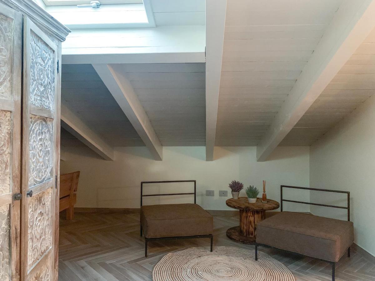 Charming Attic Apartment With Balcony & Swimming Pool 代森扎诺-德尔加达 外观 照片