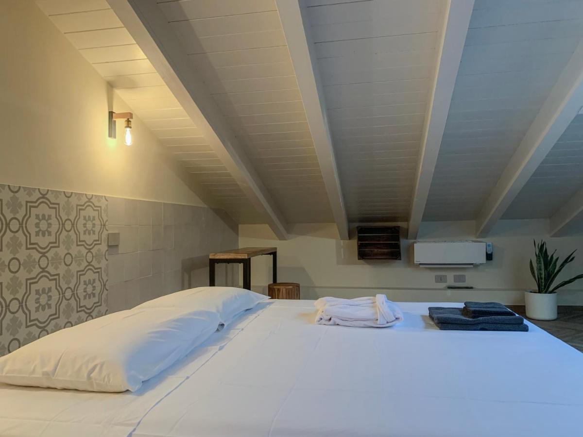 Charming Attic Apartment With Balcony & Swimming Pool 代森扎诺-德尔加达 外观 照片